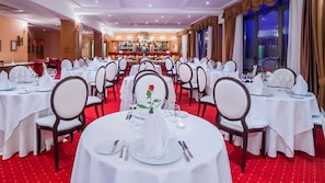 2 Restaurants, Frühstück, Mittagessen, Abendessen, internationale Küche