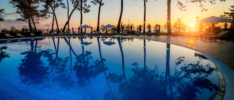 2 piscines extérieures, parasols de plage, chaises longues