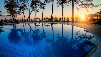 2 piscinas externas, guarda-sóis, espreguiçadeiras