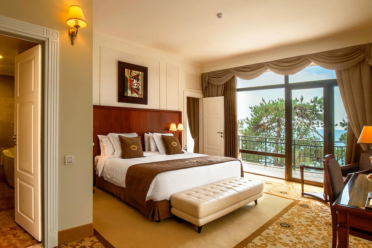 executive suite | premium bedding, minibar, in-room safe, desk