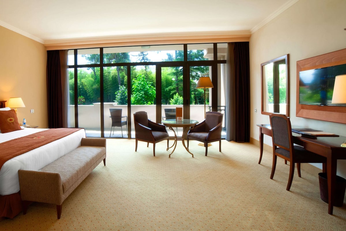 Premium bedding, minibar, in-room safe, desk