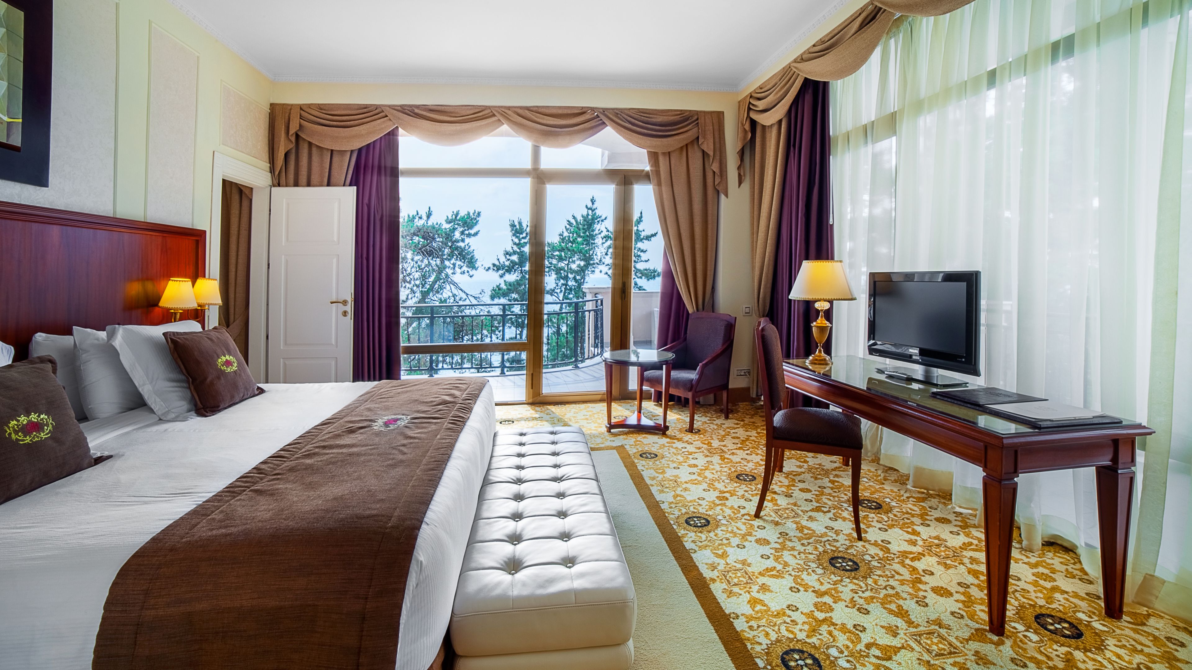 executive suite | premium bedding, minibar, in-room safe, desk