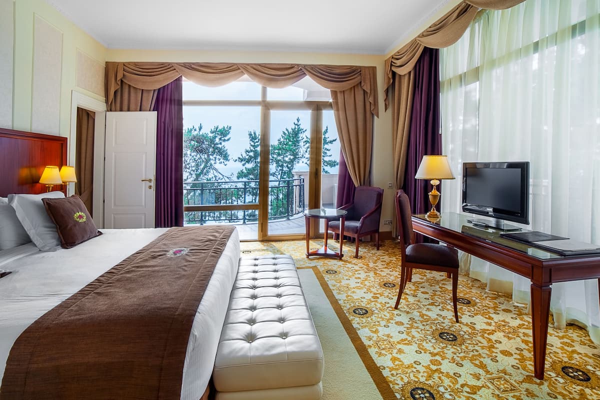 executive suite | premium bedding, minibar, in-room safe, desk