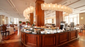 2 restaurantes; se sirven desayunos, comidas y cenas