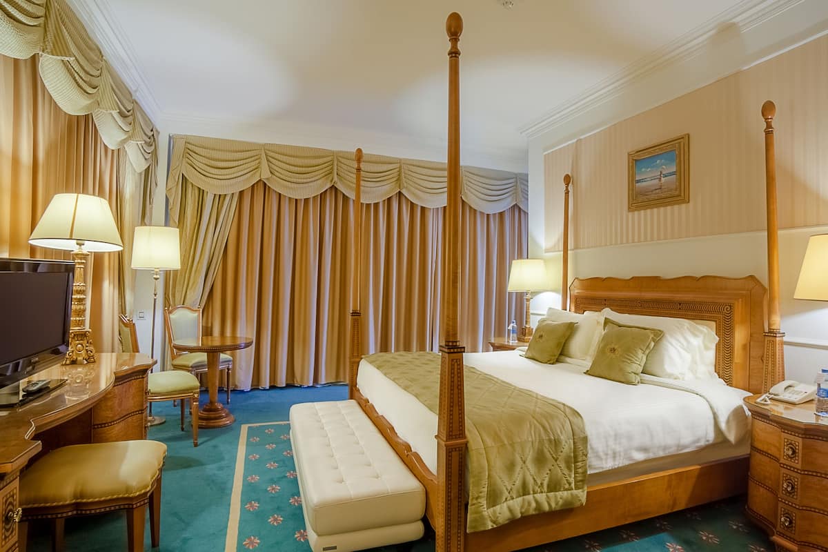 Premier Suite GRAND MILAN | Luxe beddengoed, een minibar, een kluis op de kamer, een bureau