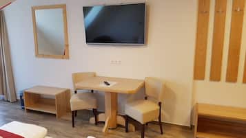 Family Room | Hypo-allergenic bedding, individually furnished, desk, free WiFi