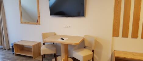 家庭房 | 防过敏的被褥、特色家居、办公桌、免费 WiFi