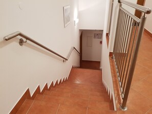 Quarto casal standard, 1 cama King, vista para a montanha, no piso térreo | Roupas de cama antialérgicas, individualmente mobiliados, escrivaninha