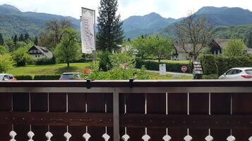 Habitación doble estándar, 1 cama King size, vista a la montaña, planta baja | Ropa de cama hipoalergénica, muebles diferentes y escritorio