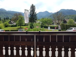 Standard Double Room, 1 King Bed, Mountain View, Ground Floor | Hypo-allergenic bedding, individually furnished, desk, free WiFi