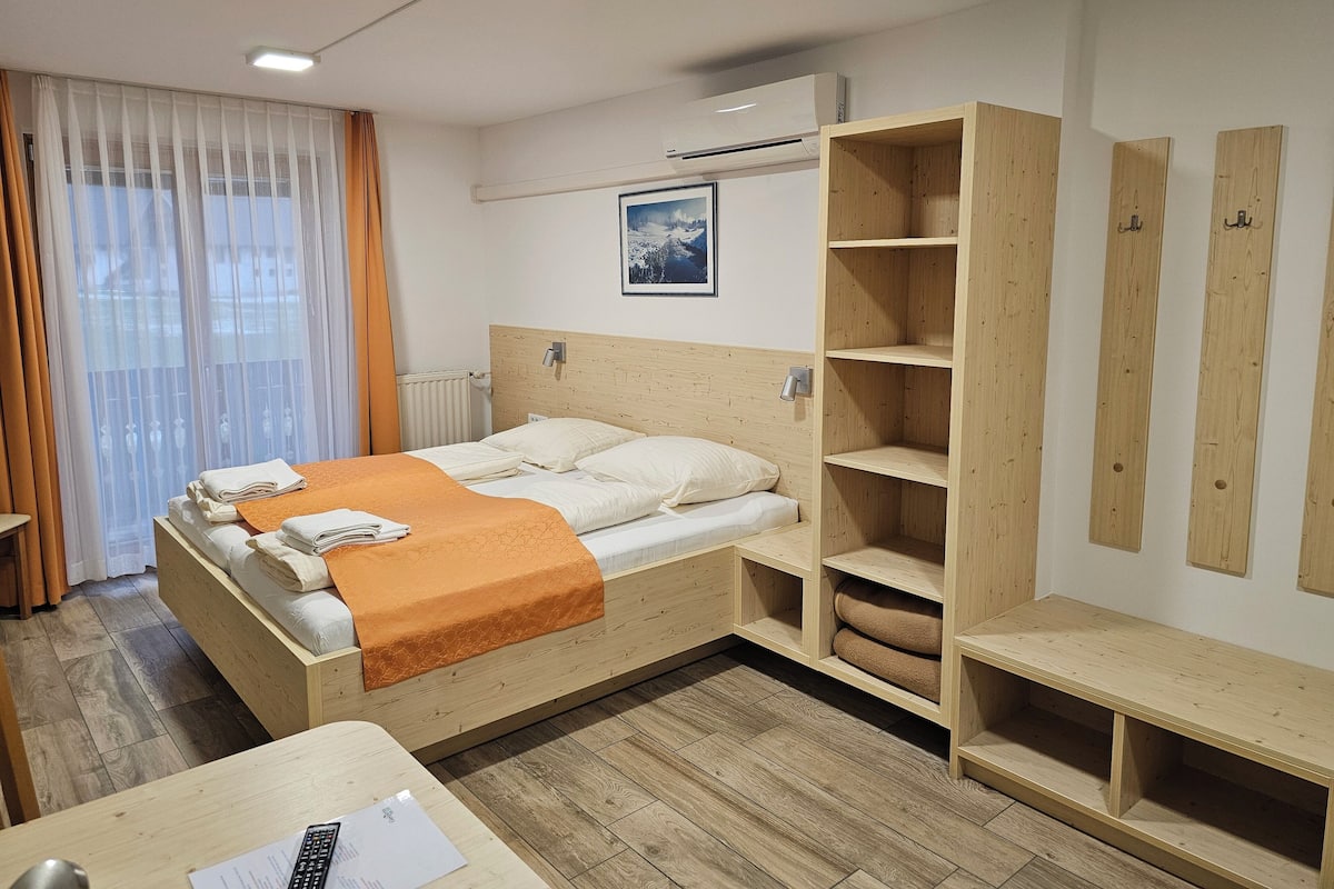Hypo-allergenic bedding, desk, free WiFi, individually furnished