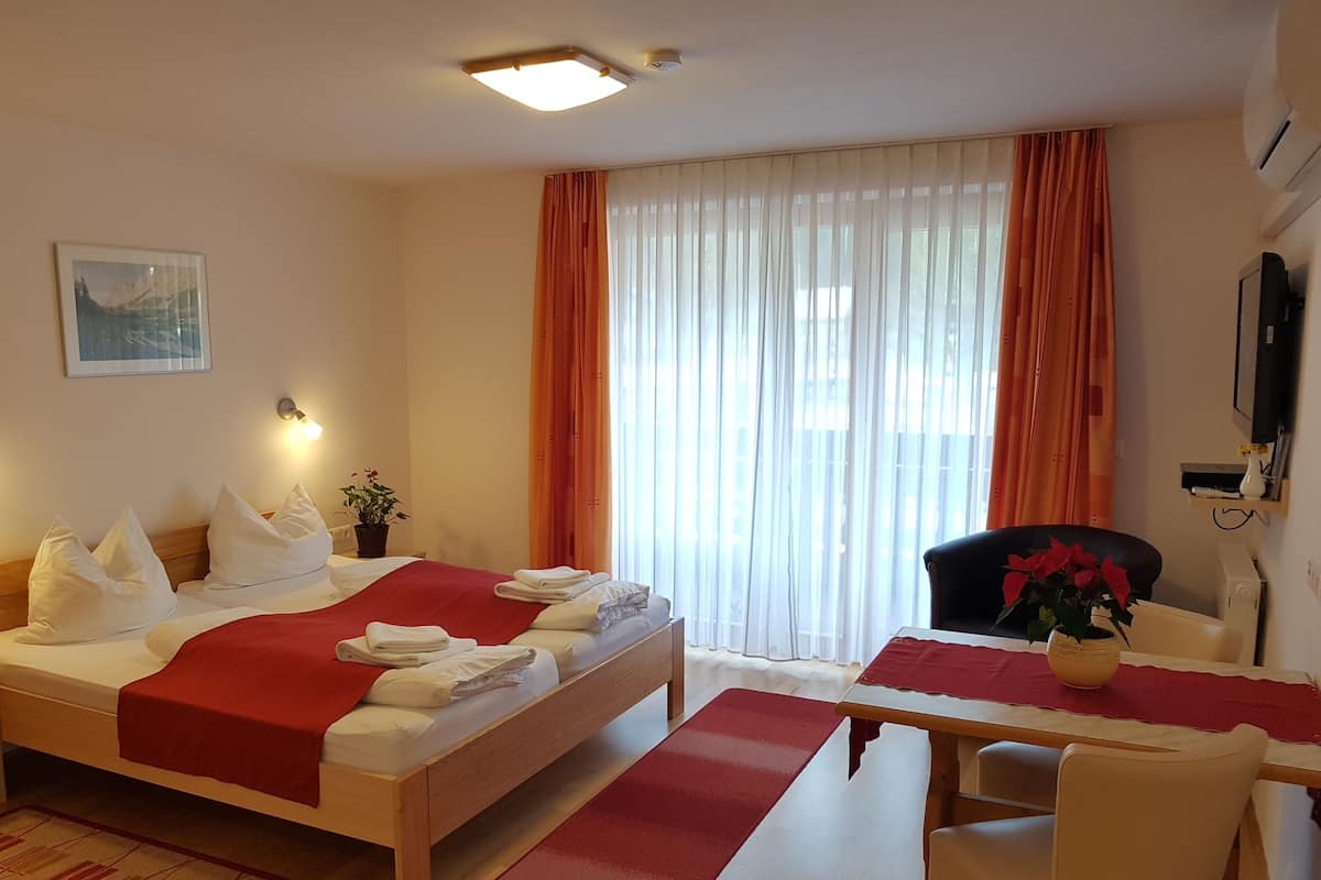 Hypo-allergenic bedding, desk, free WiFi, individually furnished