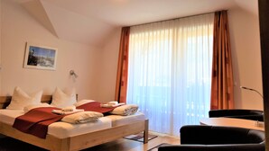 Ein Hotelzimmer mit einem Bett, einem Schreibtisch und einem Stuhl.