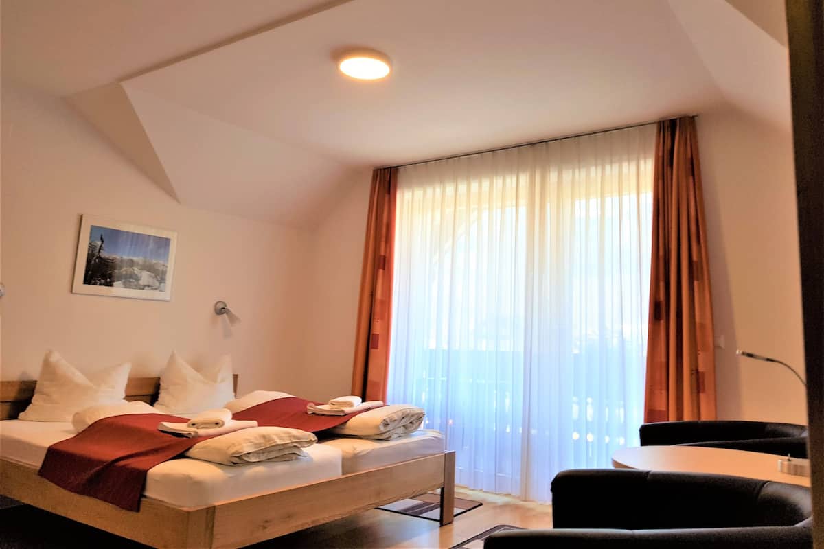 Camera quadrupla, balcone, vista montagna | Biancheria da letto ipoallergenica, con arredamento individuale