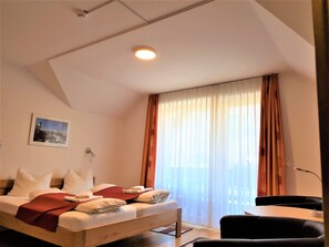 Vierbettzimmer, Balkon, Bergblick