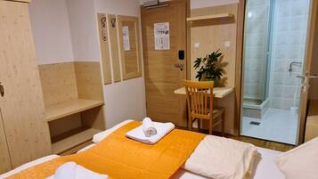 Habitación doble económica, 1 cama King size | Ropa de cama hipoalergénica, muebles diferentes y escritorio