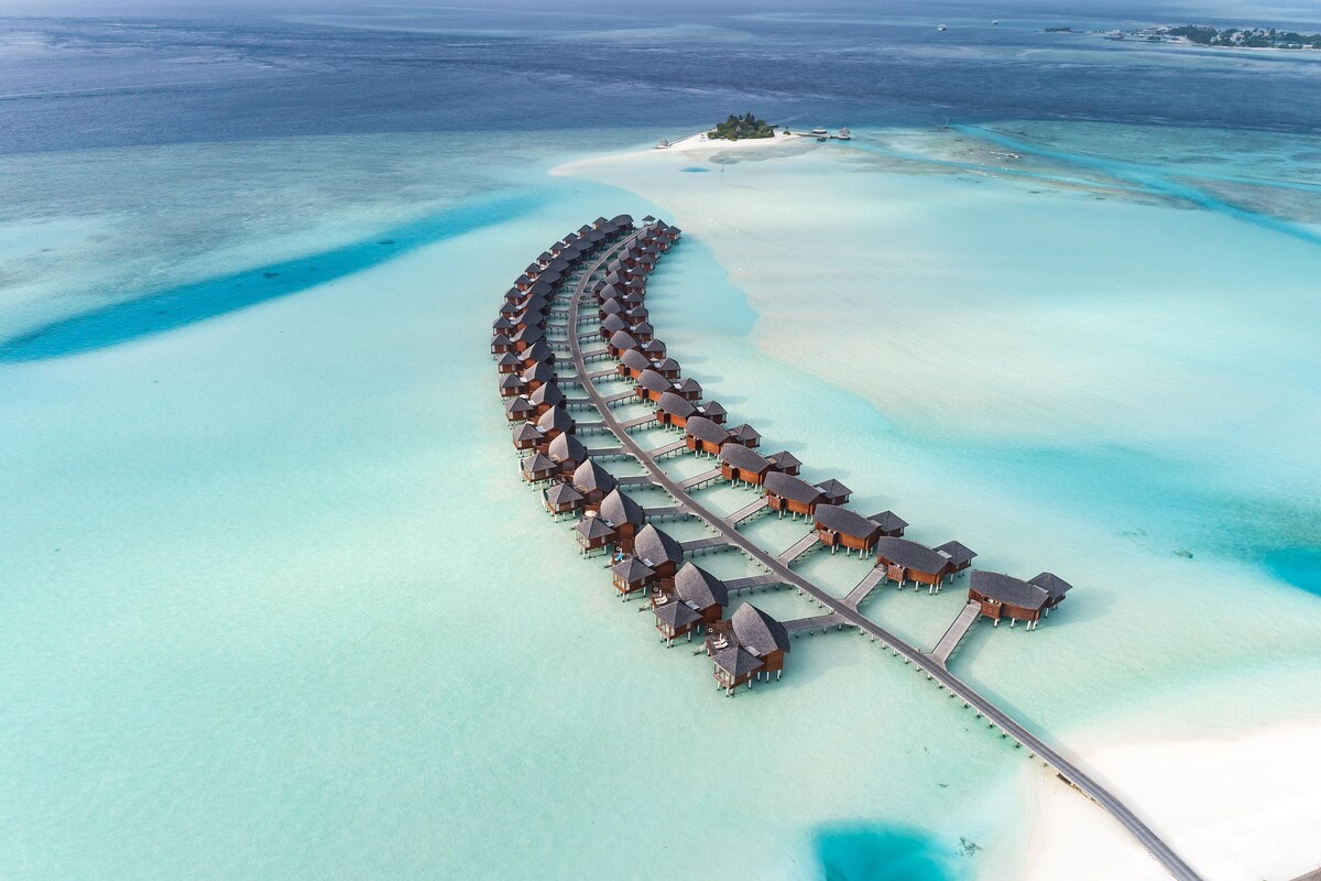 ห้องดีลักซ์สวีท (Sunset Over Water Pool) | ผ้าปูที่นอน Frette จากอิตาลี, เครื่องนอนระดับพรีเมียม, มินิบาร์