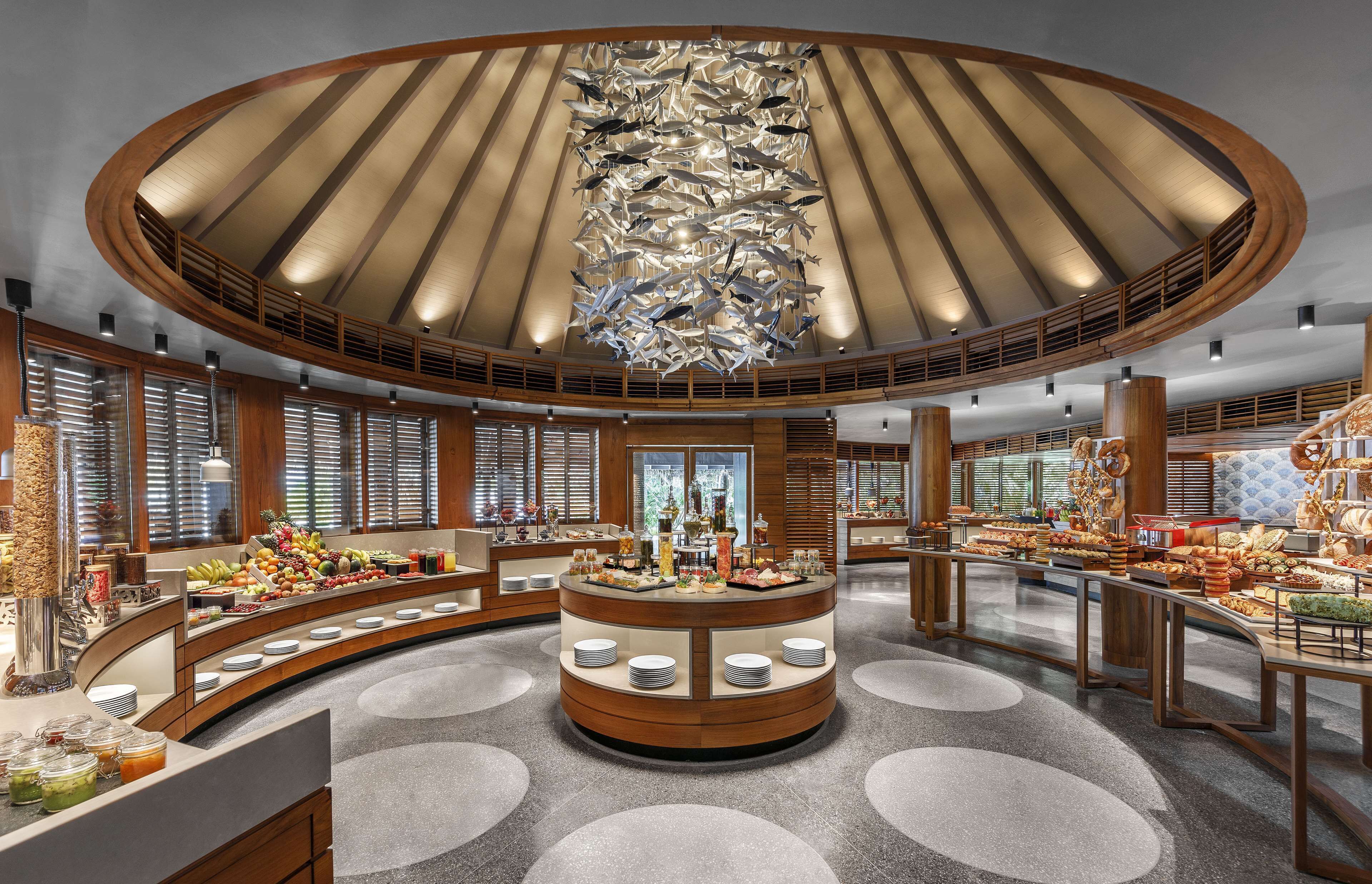 4 restaurants, breakfast, lunch, dinner served; seafood