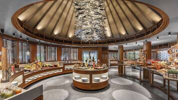 4 restaurants, breakfast, lunch, dinner served; seafood