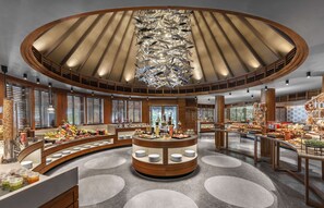4 restaurants, breakfast, lunch, dinner served; seafood