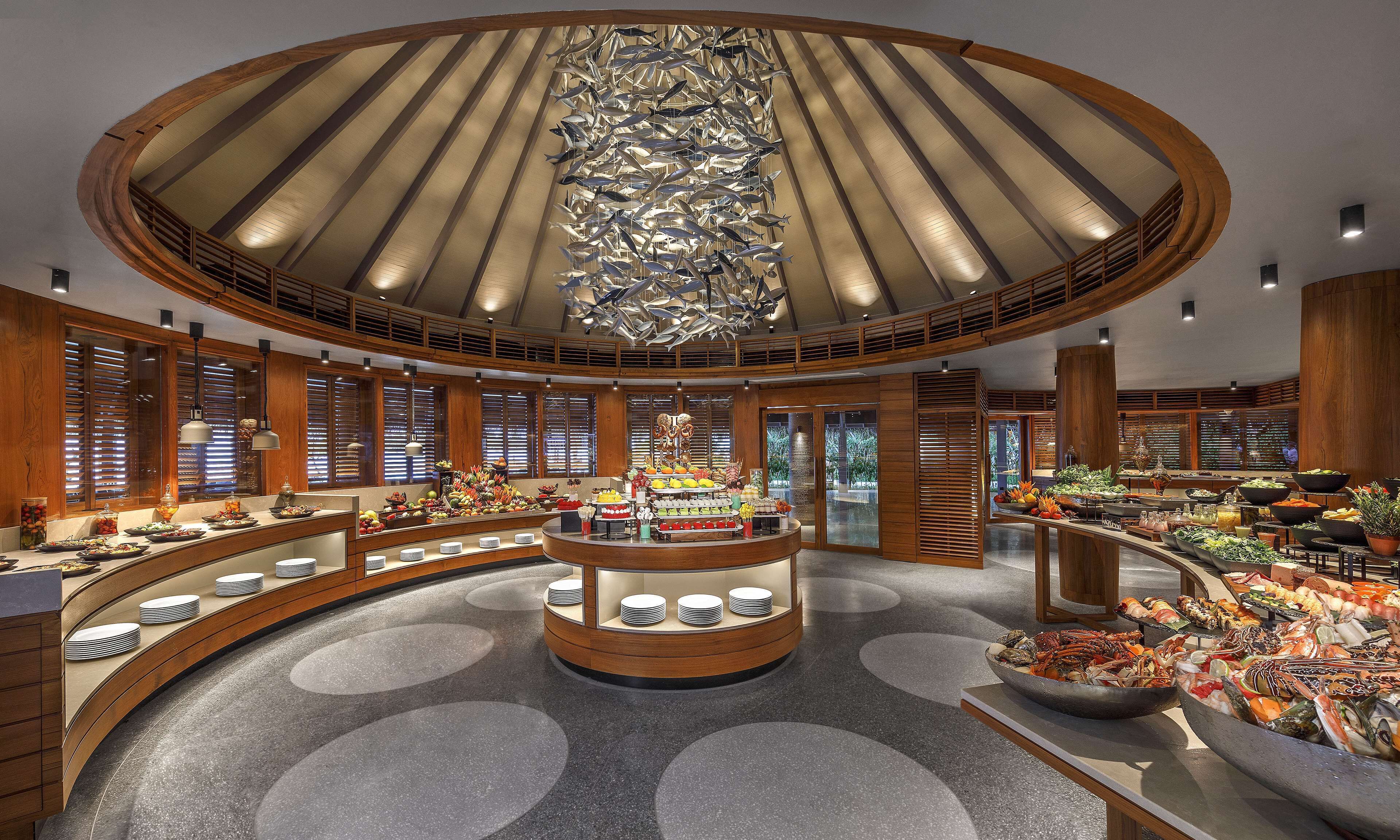 4 restaurants, breakfast, lunch, dinner served; seafood