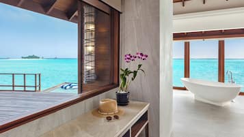 Studiosuite (Sunrise Over Water Villa) | Badezimmer | Badewanne und Dusche (separat), Komfortbadewanne, Regendusche