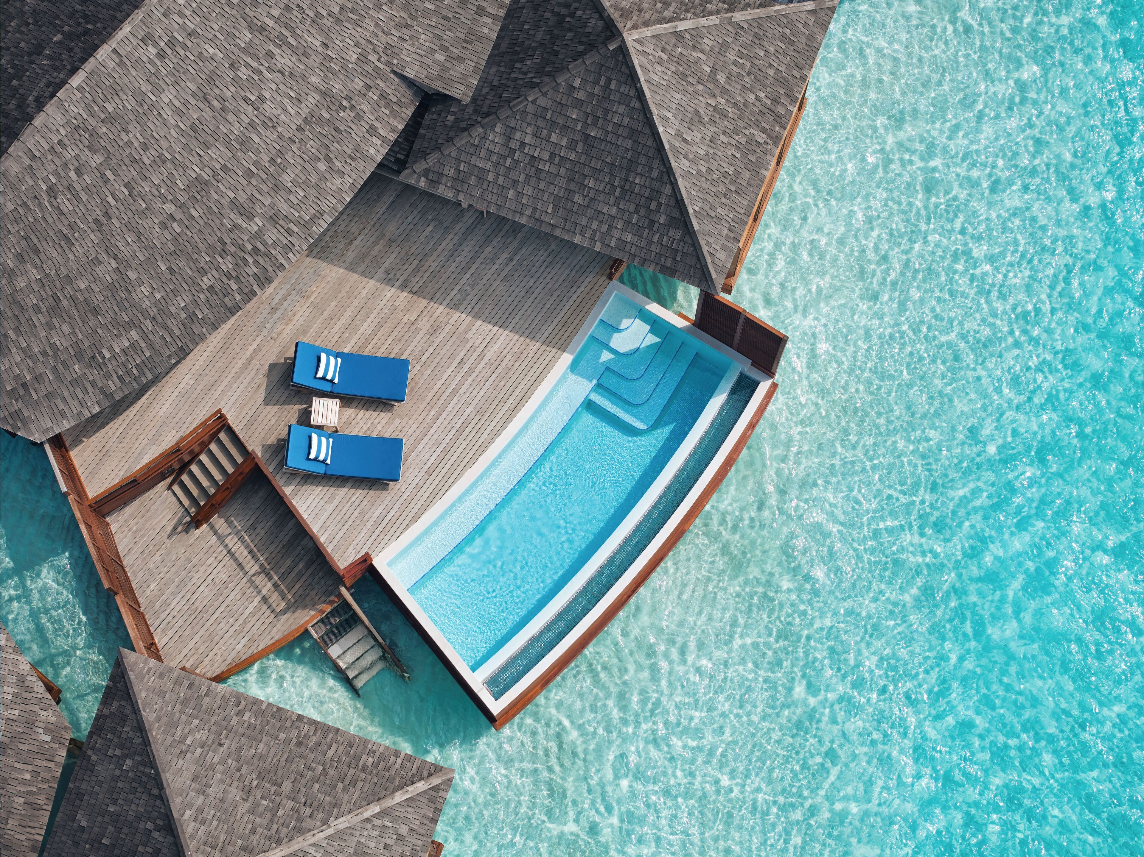 Deluxe-sviitti (Sunset Over Water Pool) | Italialaiset Frette-lakanat, ylelliset vuodevaatteet, minibaari