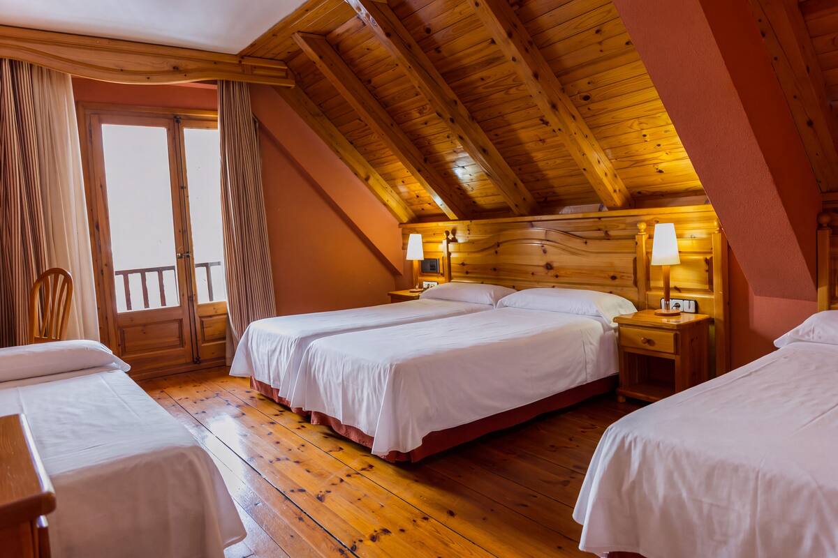 Kamar Quadruple (Attic 4 PAX) | Meja kerja, ruang kerja ramah laptop, dan tirai kedap cahaya