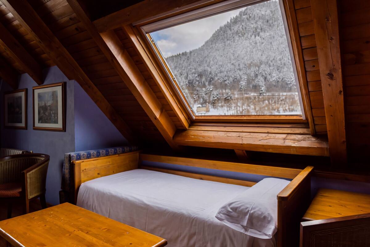 Kamar Triple (Attic 3 PAX) | Meja kerja, ruang kerja ramah laptop, dan tirai kedap cahaya