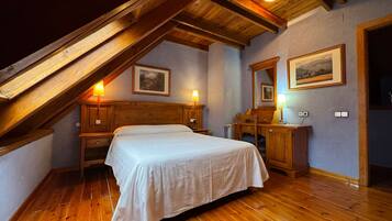 Double or Twin Room (Attic) | Desk, laptop workspace, blackout drapes, WiFi (free)