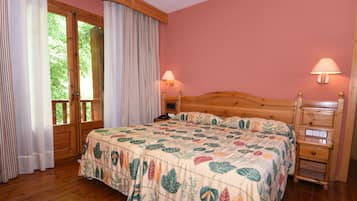 Een bureau, een laptopwerkplek, verduisterende gordijnen, gratis wifi