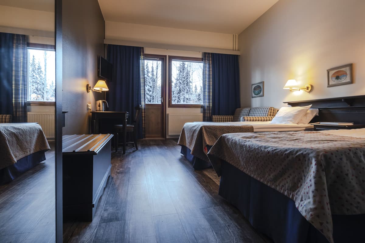 Habitación estándar con 2 camas individuales | Escritorio y ropa de cama 