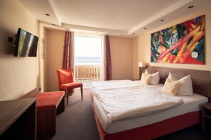 Kahden hengen huone, järven rannalla | Allergiatestatut vuodevaatteet, tallelokero huoneessa