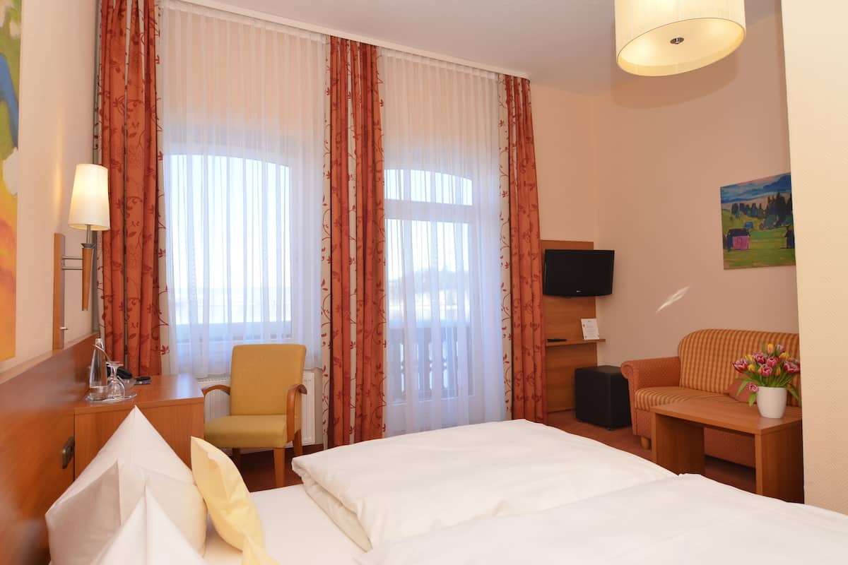 Comfort Double Room, Lakeside | Peralatan tempat tidur hipoalergenik, peti besi dalam bilik