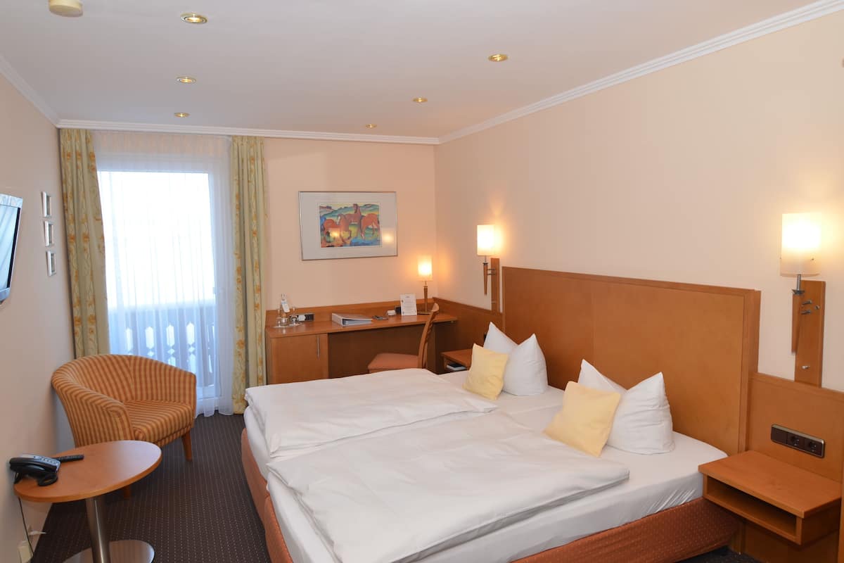 Double Room, Lakeside | Peralatan tempat tidur hipoalergenik, peti besi dalam bilik