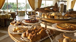 A buffet with various pastries and breads. - Excelsior Belvedere Hotel & Spa (Ischia)