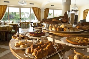Free daily buffet breakfast