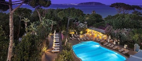 Piscine couverte, piscine extérieure, parasols de plage, chaises longues