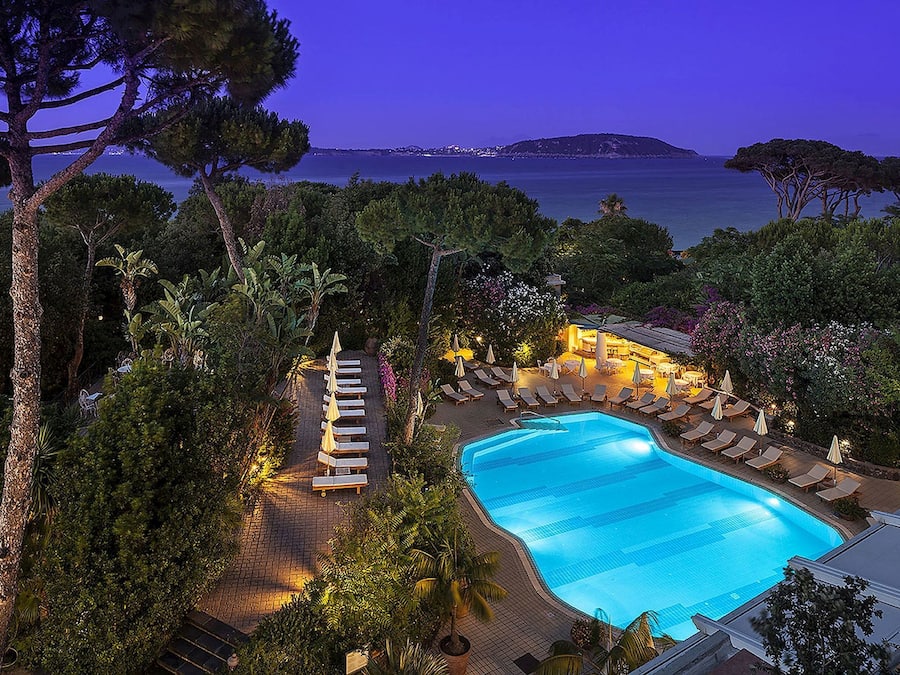 Piscina coperta, piscina all'aperto, ombrelloni da piscina, lettini