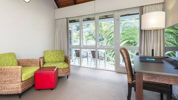 Zweibettzimmer | Zimmersafe, Schreibtisch, Bügeleisen/Bügelbrett, kostenlose Babybetten