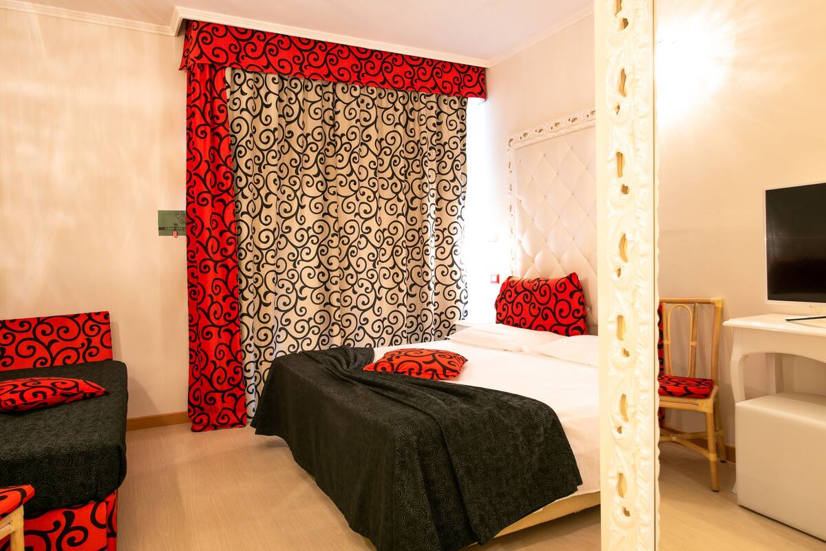 Quarto quádruplo superior | Frigobar, cofres nos quartos, escrivaninha, quartos à prova de som