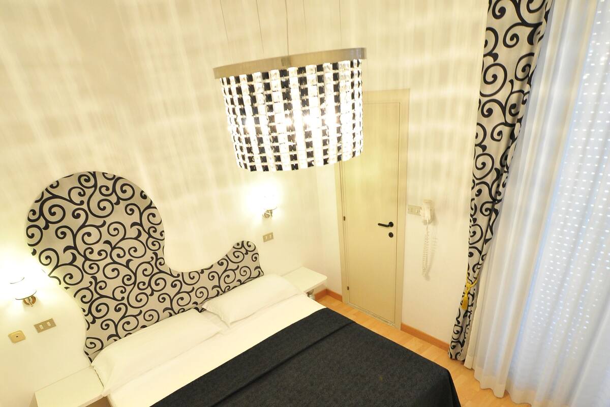 Quarto casal básico | Frigobar, cofres nos quartos, escrivaninha, quartos à prova de som