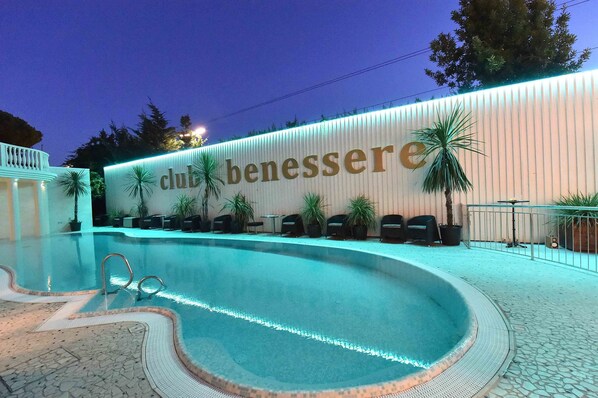Indoor pool, seasonal outdoor pool, pool loungers