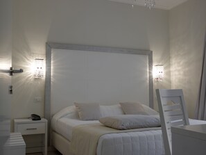 Minibar, in-room safe, desk, soundproofing - Hotel Mediterraneo Club Benessere (Bellaria-Igea Marina)