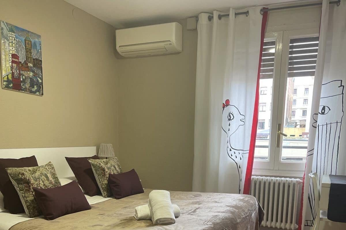 Tweepersoonskamer, gedeelde badkamer | Een bureau, gratis wifi, beddengoed