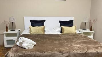 Habitación superior con 1 cama doble o 2 individuales, baño compartido | Escritorio, wifi gratis, ropa de cama