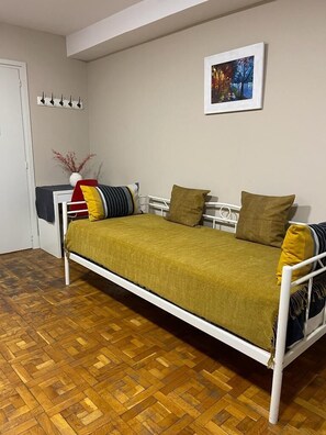 Superior Double or Twin Room, Shared Bathroom | Desk, free WiFi, bed sheets - Somnio Hostels (Barcelona)