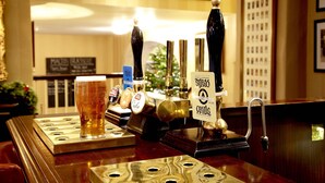 Un coin bar avec une tireuse à bière, un verre de bière et une enseigne indiquant « Blondes du Nord ».