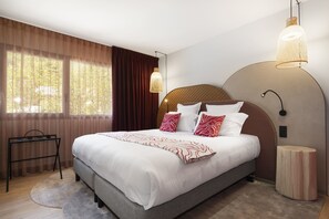 Junior suite, côté village | 1 間臥室、高級寢具、迷你吧、客房內保險箱