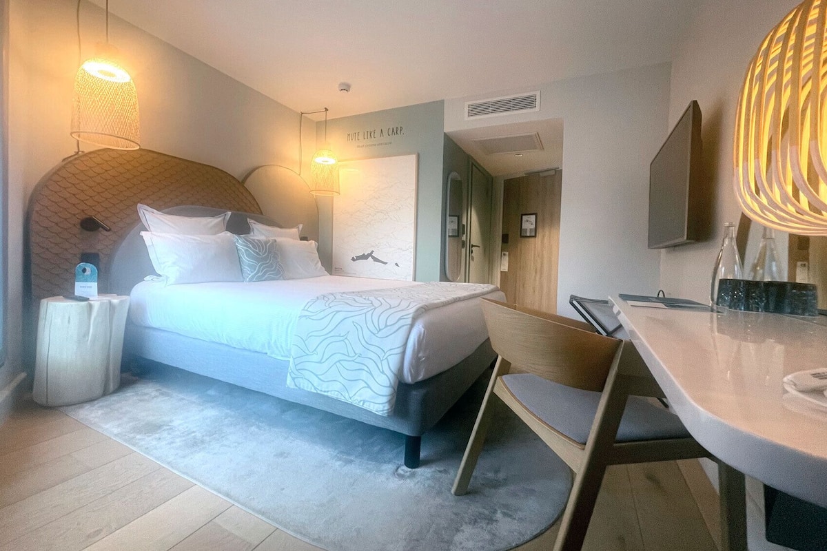 Classic Room, 1 Queen Bed, Non Smoking | 1 bedroom, premium bedding, minibar, in-room safe